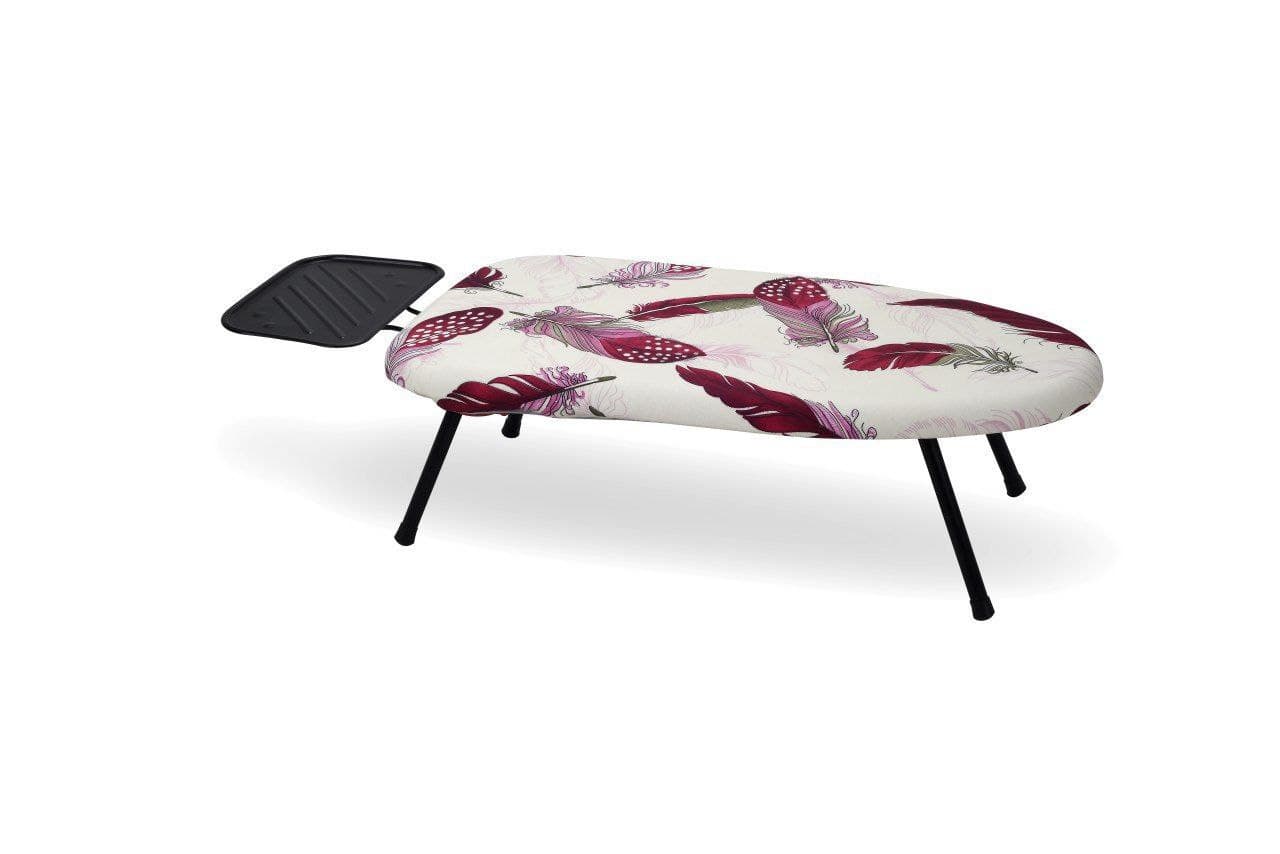 میز اتو نشسته اریانا